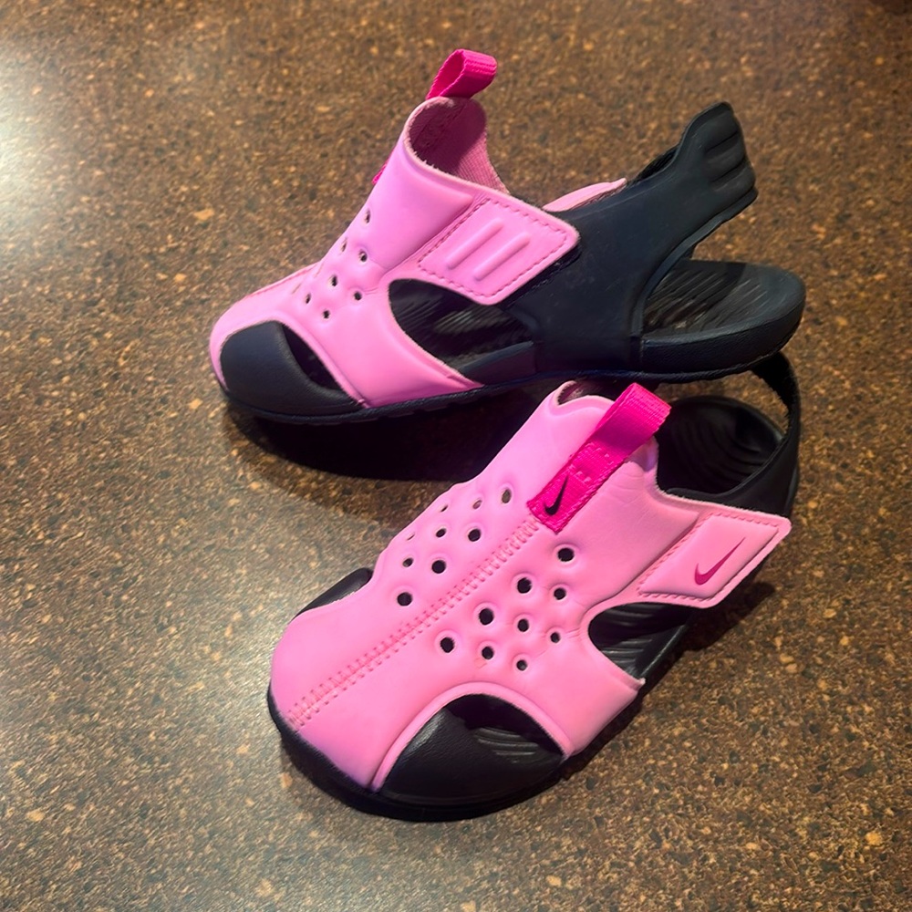 Nike kids Sunray protect 2 size 10C like new condition